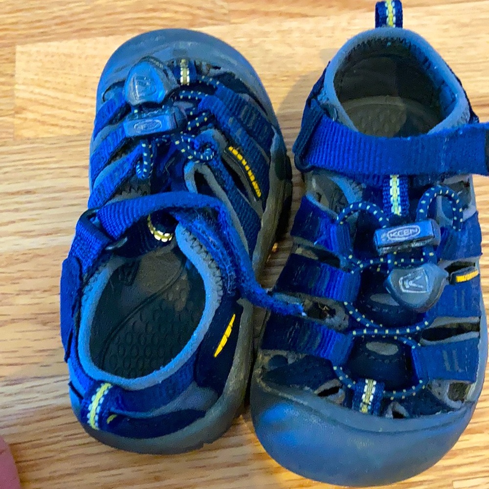 VGUC keen dark blue sandals, great shape!